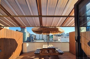 Quarto, 1 cama King, para não fumantes, terraço | Roupas de cama antialérgicas, individualmente decorados