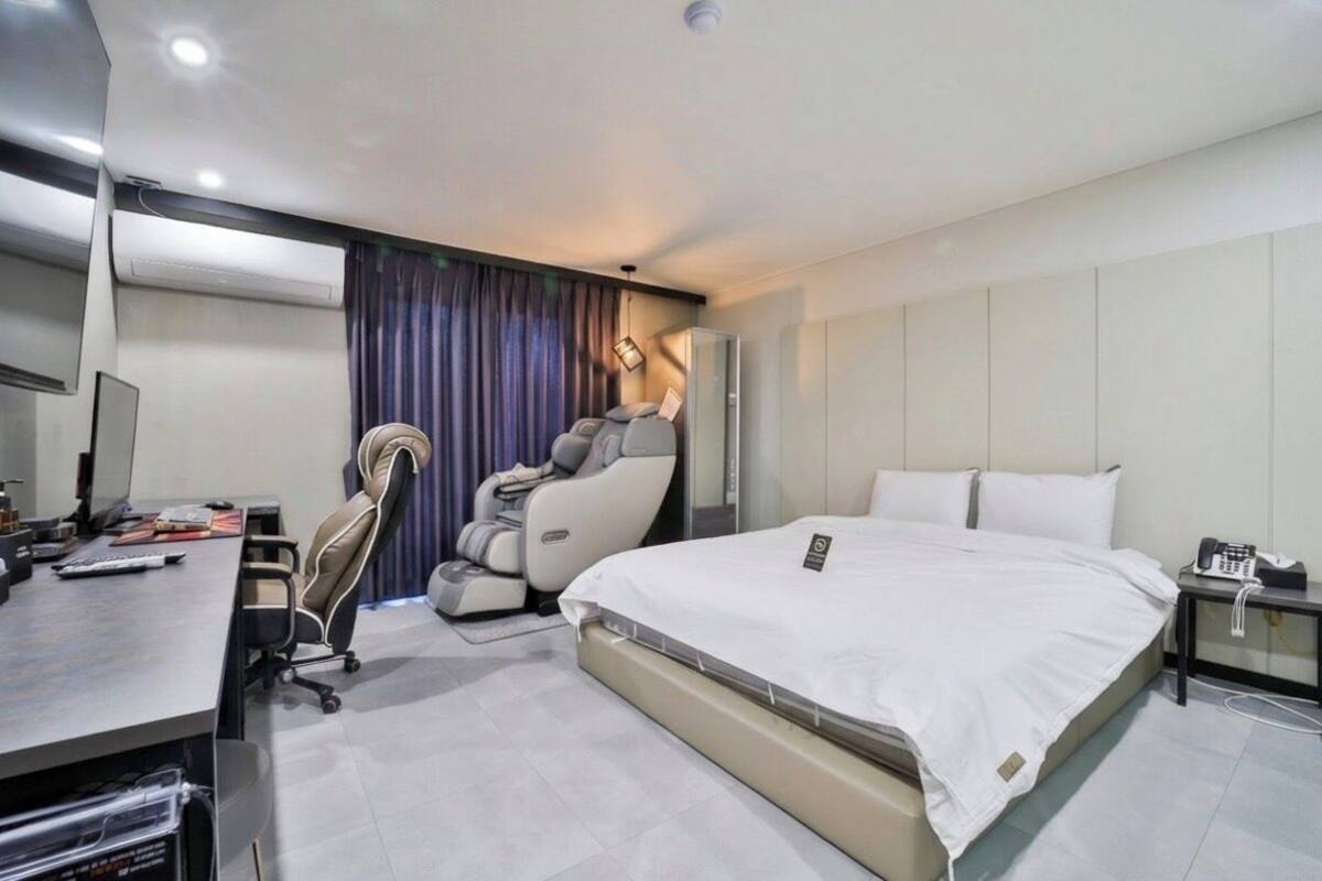 Premium Residence 1PC | Allergitestet sengetøy, skrivebord, blendingsgardiner og lydisolert