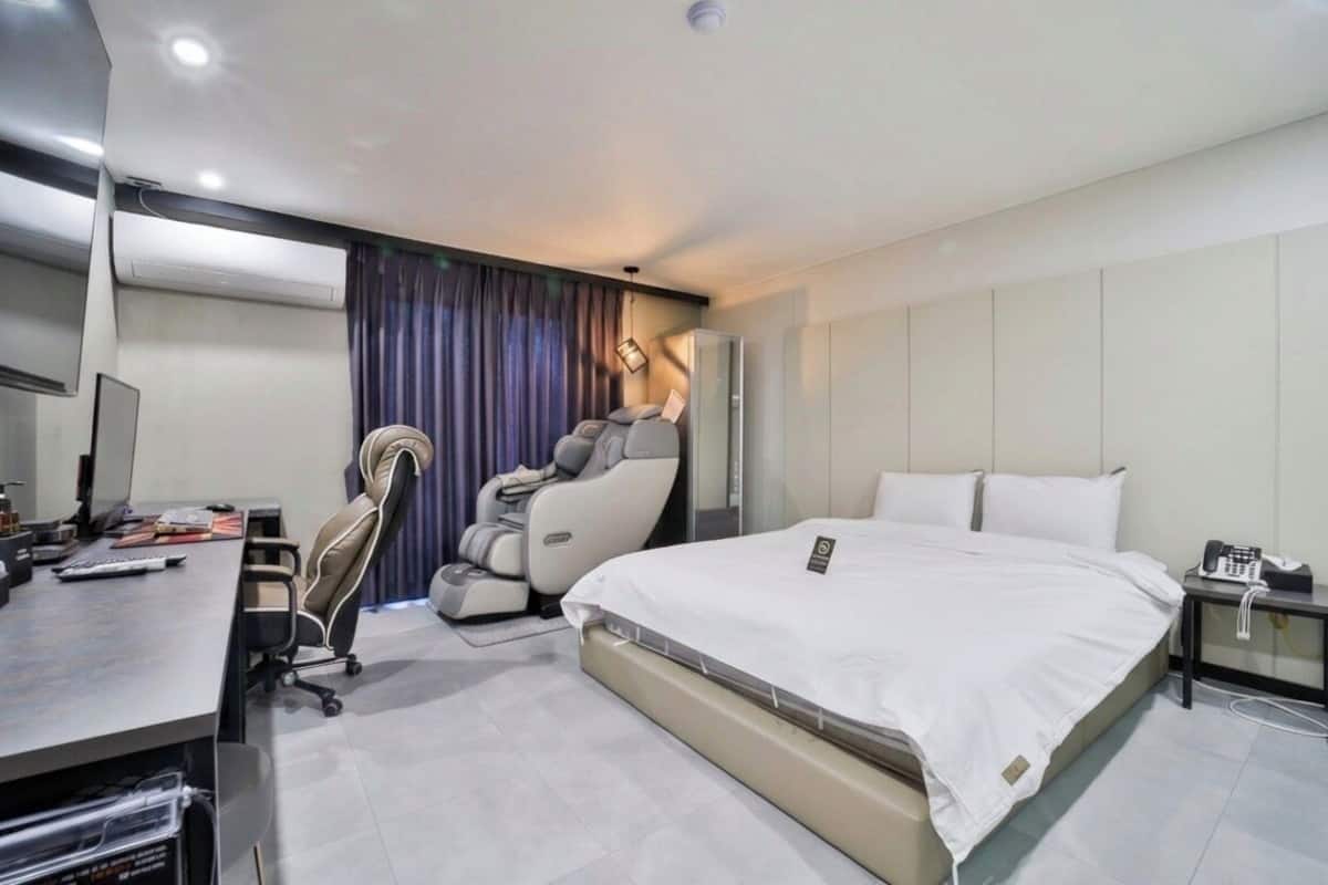 Kahden hengen premium-huone, 1 suuri parisänky, tupakointi kielletty, parveke | Allergiatestatut vuodevaatteet, yksilöllisesti sisustettu