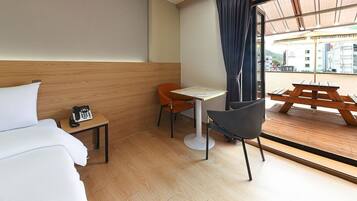 Signature Room, 1 Queen Bed, Non Smoking, Terrace | Hypo-allergenic bedding, individually decorated, individually furnished