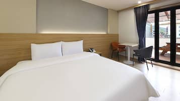 Signature Room, 1 King Bed, Non Smoking, Terrace