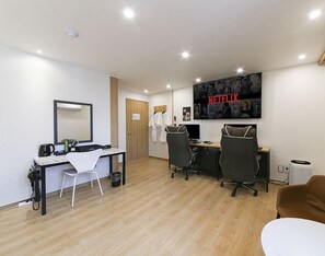 Habitación familiar con 2 camas individuales, 2 camas de matrimonio, no fumadores | Ropa de cama hipoalergénica y decoración individual