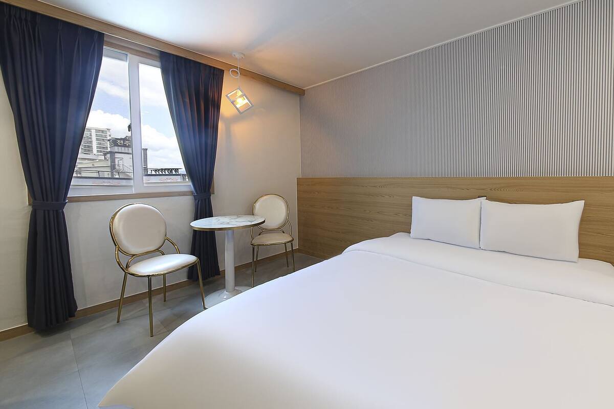 Business Residence 1PC | Allergitestet sengetøy, skrivebord, blendingsgardiner og lydisolert