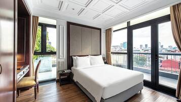 Habitación doble Deluxe | Minibar, caja de seguridad en la habitación y cortinas blackout