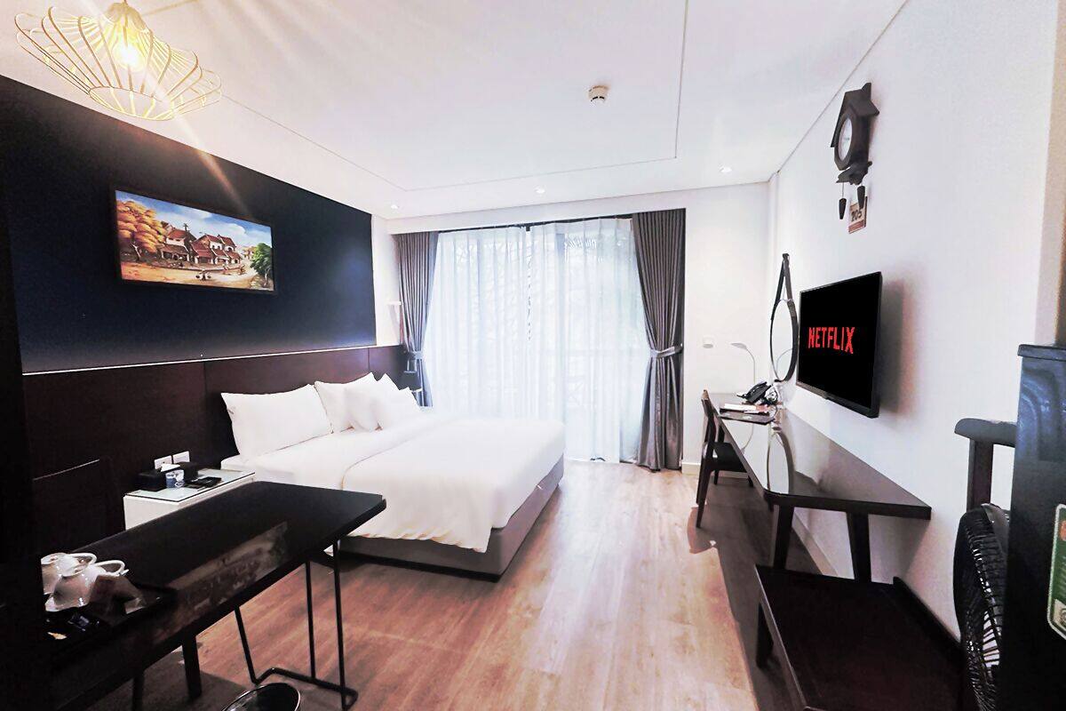 Deluxe Double Room | Minibar, in-room safe, blackout drapes, iron/ironing board
