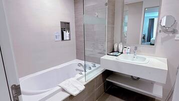 Premium Deluxe Room | Bathroom