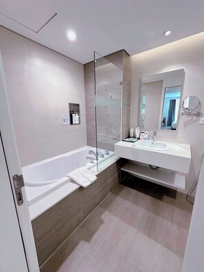 Deluxe Suite Twin | Bilik Mandi | Gabungan pancuran/tab mandi, kelengkapan dandanan diri percuma