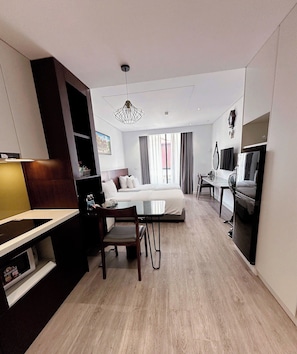 Premium Deluxe Room | Minibar, caja fuerte, cortinas opacas y tabla de planchar con plancha