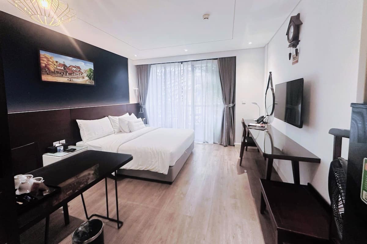 Deluxe Double Room | Minibar, in-room safe, blackout drapes, iron/ironing board