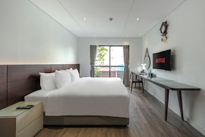 Premium Deluxe Room | Minibar, värdeförvaringsskåp på rummet och mörkläggningsgardiner