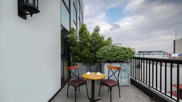 Deluxe Double Room | Minibar, in-room safe, blackout drapes, iron/ironing board