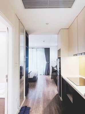 Habitación doble Deluxe | Minibar, caja de seguridad en la habitación y cortinas blackout 