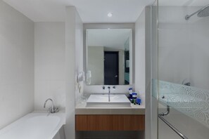 ASTON Suite | Bathroom | Free toiletries, hair dryer, slippers, towels - Aston Inn Cilacap (Cilacap)