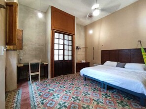 2 habitaciones, escritorio y tabla de planchar con plancha 