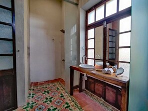 Regadera, secadora de cabello, toallas, papel de baño 