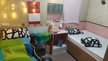 Basic Triple Room | Desk, laptop workspace, free WiFi