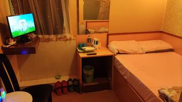 Eenvoudige eenpersoonskamer | Een bureau, een laptopwerkplek, gratis wifi