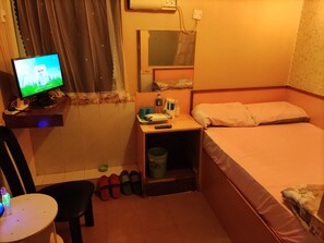 Habitación individual básica | Escritorio, espacio para trabajar con laptop y wifi gratis 