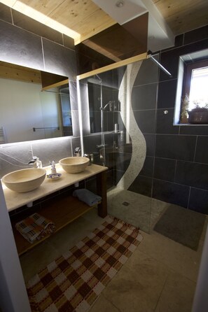 Dusche, Whirlpool, Haartrockner, Handtücher