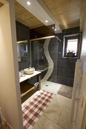 Dusche, Whirlpool, Haartrockner, Handtücher