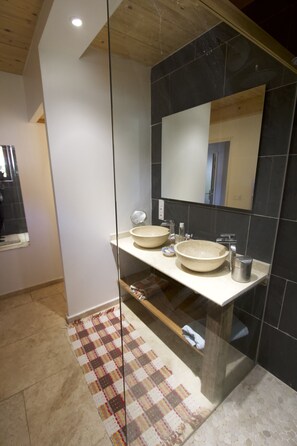Douche, baignoire à remous, séchoir à cheveux, serviettes fournies