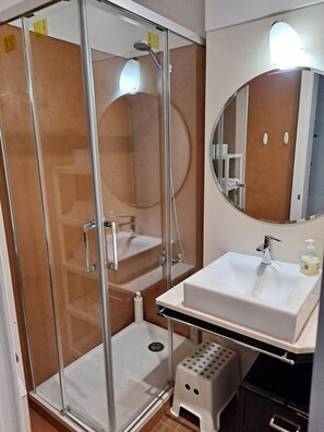 Dusche, Haartrockner, Bidet, Handtücher