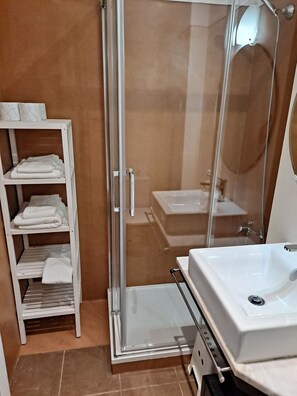 Shower, hair dryer, bidet, towels