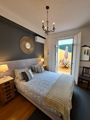 1 habitación, tabla de planchar con plancha y cuna de viaje