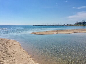 On the beach, beach towels - 4-star waterfront villa with exceptional sea views (Sari Solenzara)