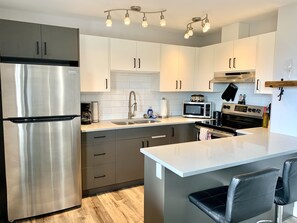 Refrigerador, microondas, horno y parrilla de estufa 