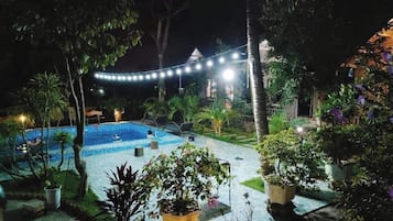 Una piscina al aire libre