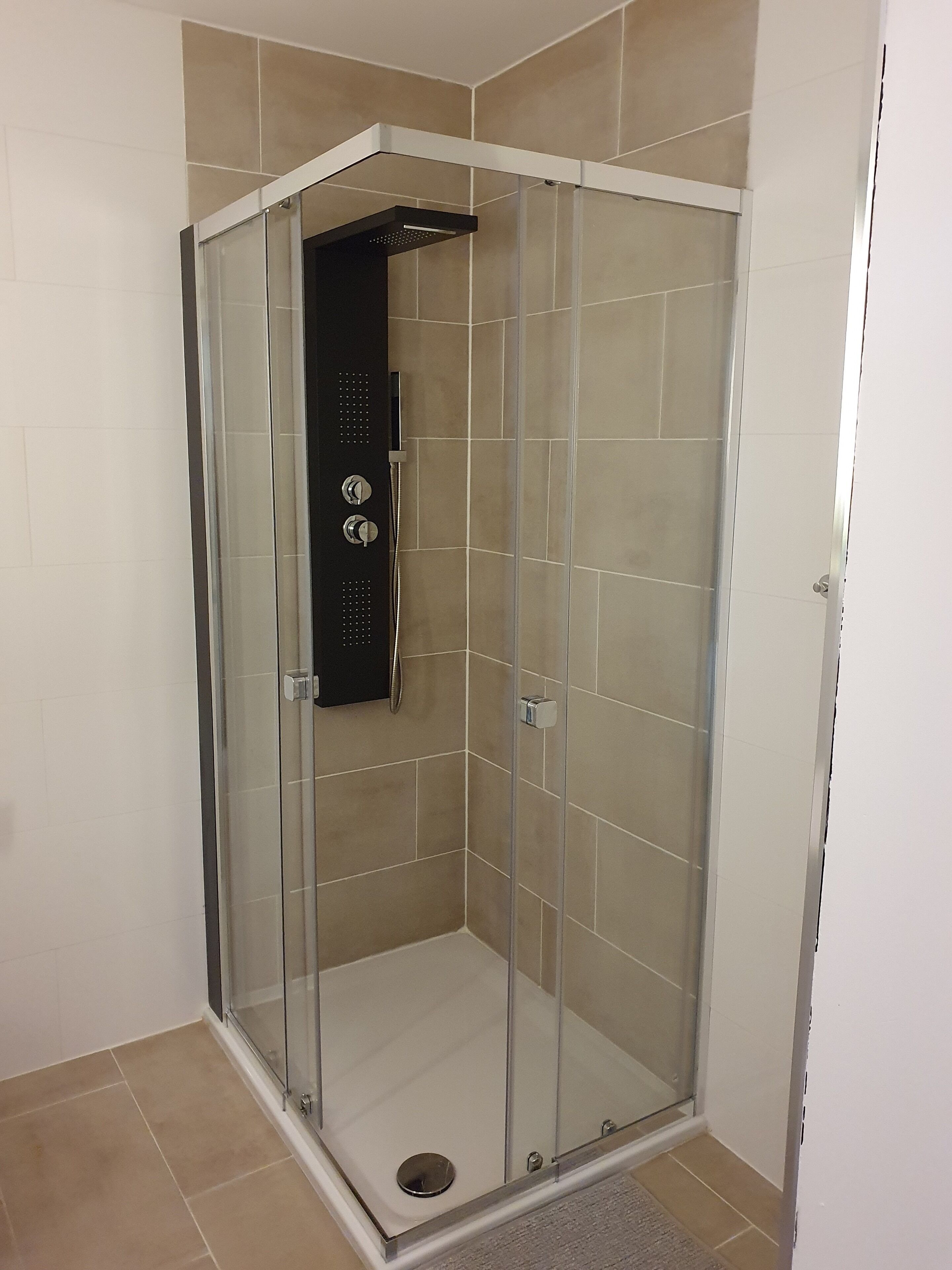 シャワー、トイレットペーパー