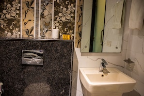Deluxe Room | Bathroom
