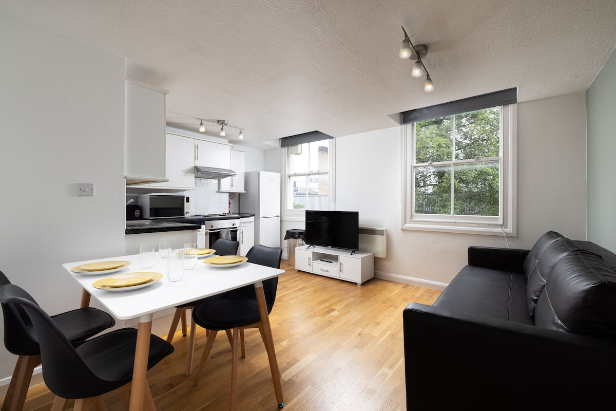 Deluxe Apartment | Living area | 32-inch flat-screen TV with cable channels, TV