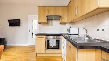 Comfort Apartment | Private kitchen | Mini-fridge, oven, stovetop, coffee/tea maker