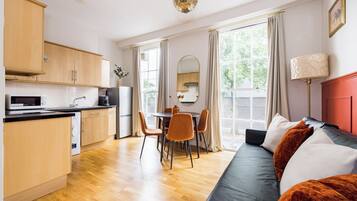 Comfort Apartment | Living area | 32-inch flat-screen TV with cable channels, TV