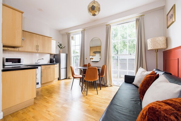Comfort Apartment | Living area | 32-inch flat-screen TV with cable channels, TV - Beautiful Euston I (London)