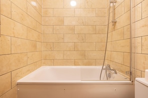 Departamento Confort | Baño | Tina con regadera y toallas 