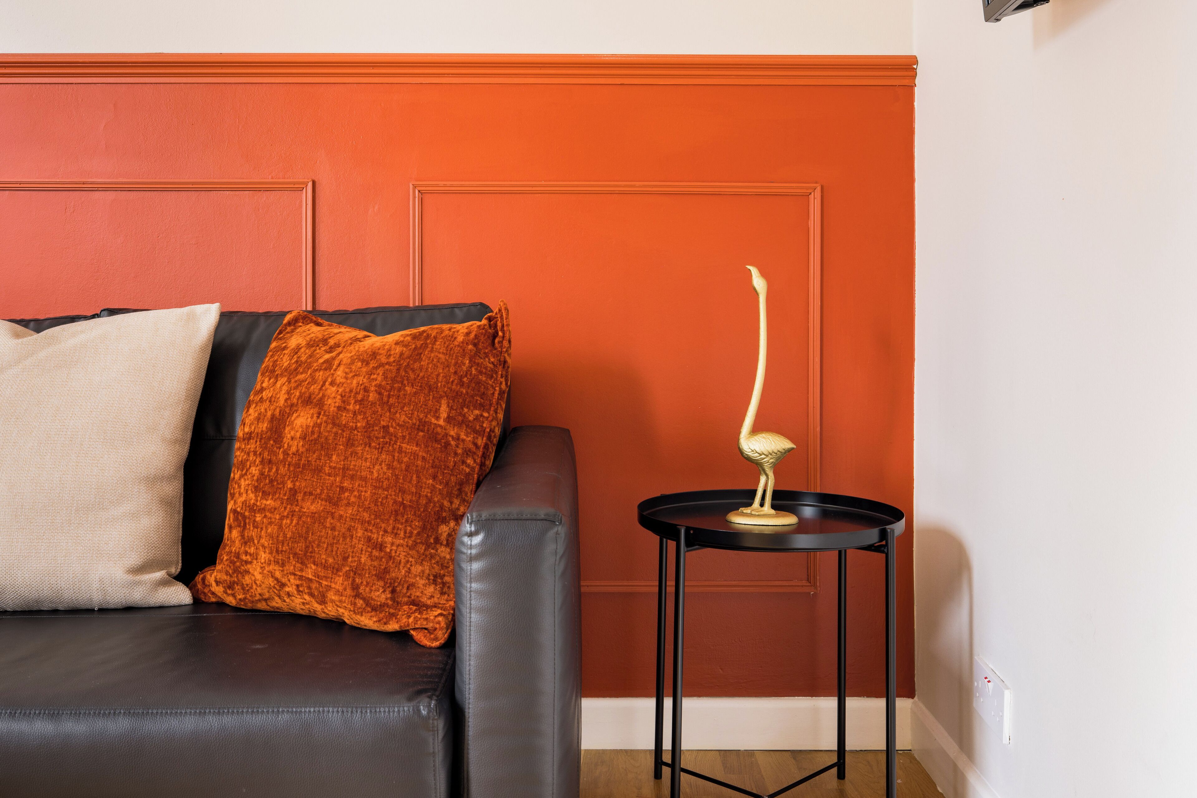 Comfort Apartment | Living area | 32-inch flat-screen TV with cable channels, TV