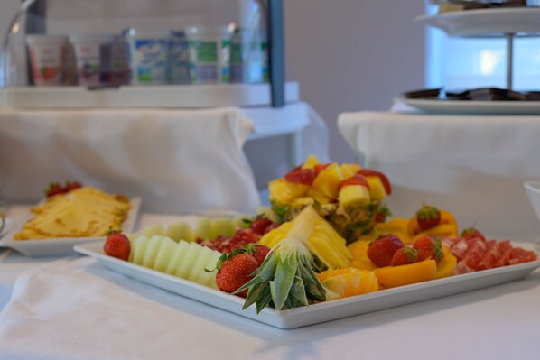 A buffet table with various fruits and a cake. - Hotel Magdalena (Zagreb)