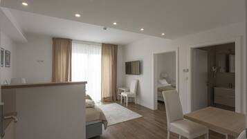 Una habitación de hotel moderna con cama, escritorio, silla, televisor y baño.