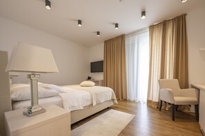 Family Room | In-room safe, desk, laptop workspace, blackout curtains