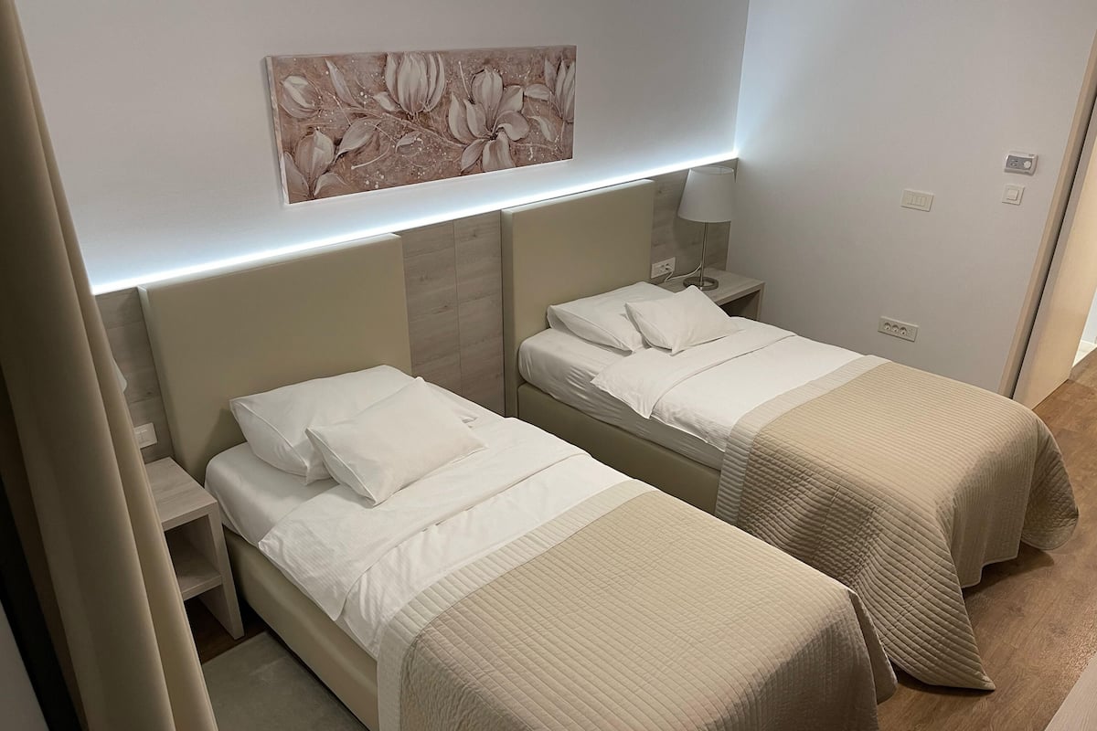Twin Room | In-room safe, desk, laptop workspace, blackout curtains
