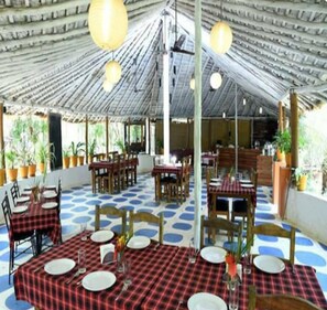Se ofrece un desayuno bufé (350 INR por persona)