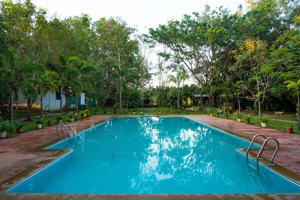 Een seizoensgebonden buitenzwembad