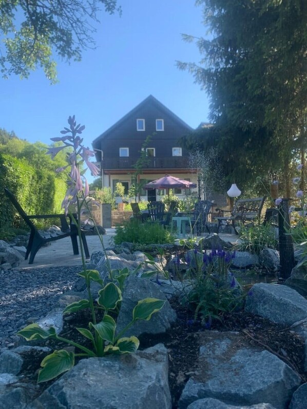 Property grounds - Charming holiday home in the Thuringian Forest, for 8 to 12 people (Gräfenthal)