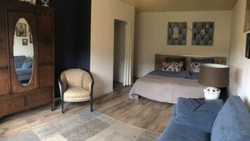 6 bedrooms, desk, iron/ironing board, travel crib