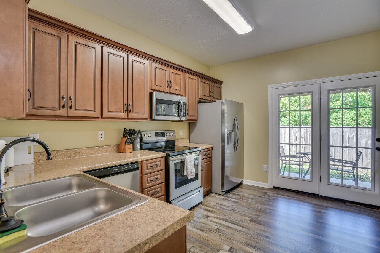 Kjøleskap, mikrobølgeovn, kokeplater og oppvaskmaskin