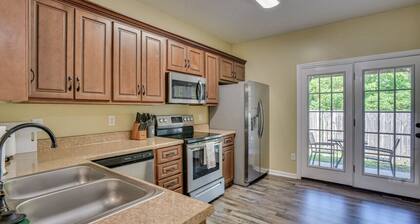 2 Story Townhouse 2 BR/2.5 Bath - Central Location