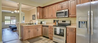 2 Story Townhouse 2 BR/2.5 Bath - Central Location